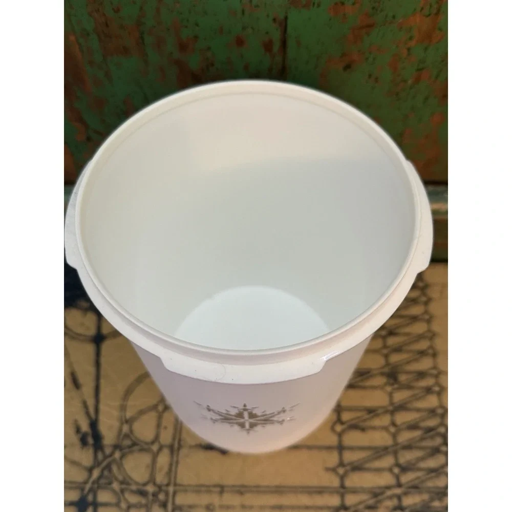 Tupperware 811-4 White with Snowflake Servalier Canister w/ Lid 812-28 Set Of 2